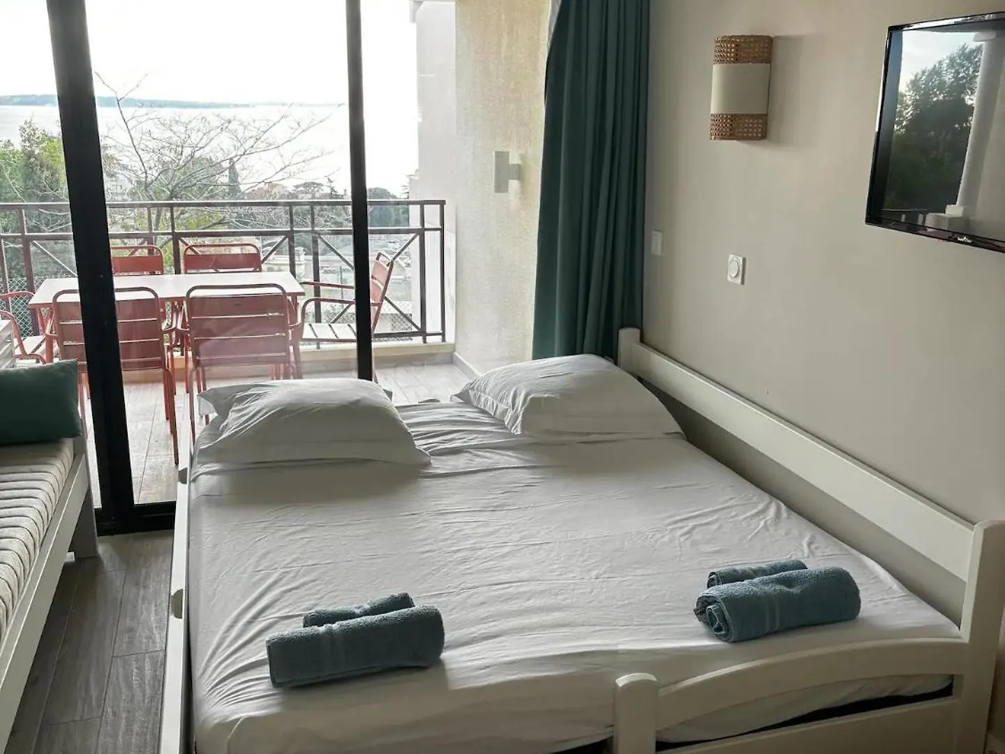 Apartment Studio A Cannes Vue Mer Refait A Neuf Avec Piscine