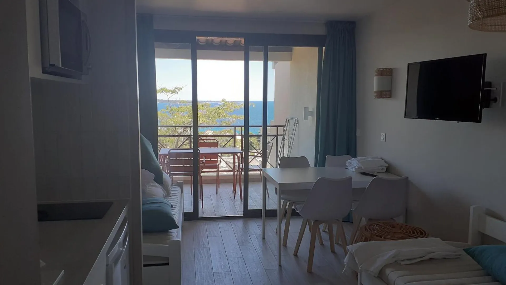 Apartment Studio A Cannes Vue Mer Refait A Neuf Avec Piscine