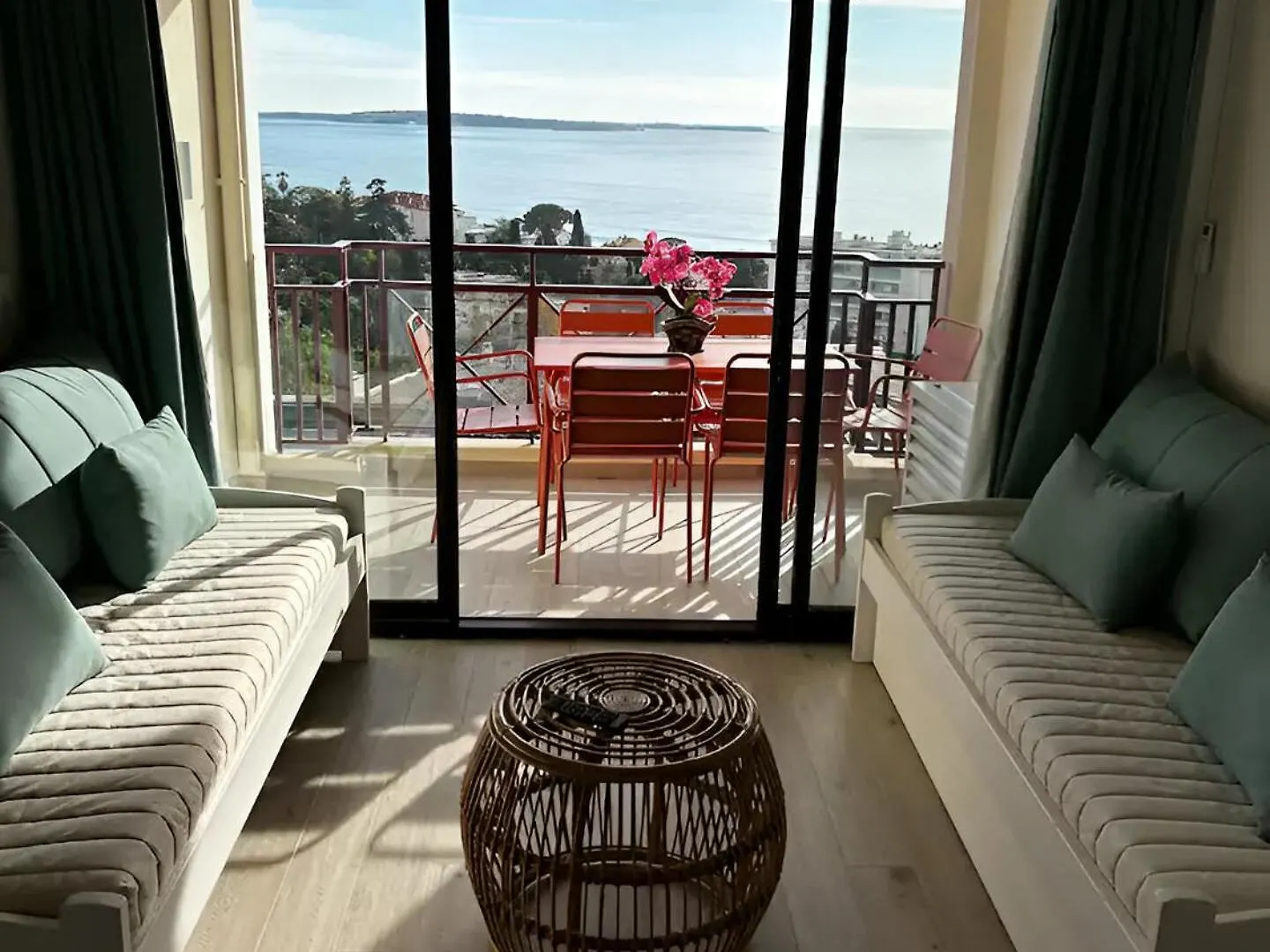 Studio A Cannes Vue Mer Refait A Neuf Avec Piscine location